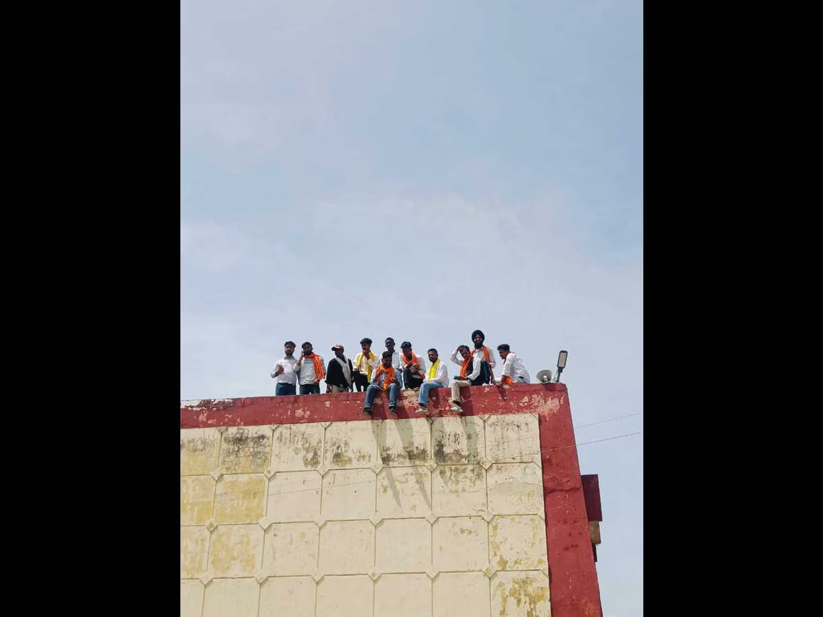 सीटें बढ़ाने की मांग को छात्रों ने काटा हंगामा, कॉलेज की छत पर चढ़े छात्र