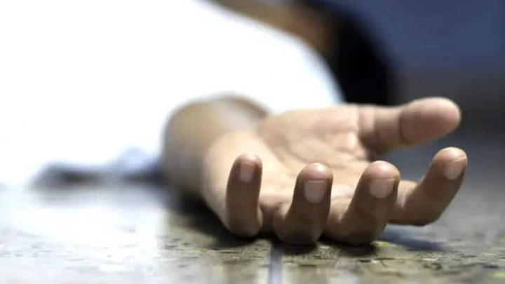 खून से लथपथ अर्धनग्न मिली महिला की लाश, पास में बिलखता मिला दो साल का बच्चा; क्षेत्र में सनसनी