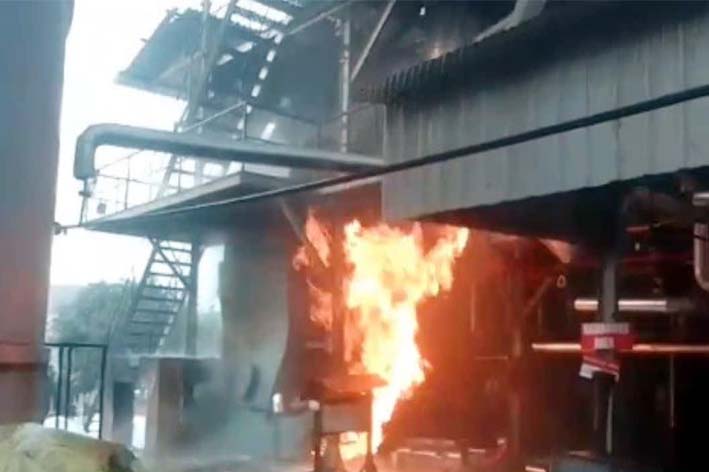 “अत्यधिक ज्वलनशील सामग्री के कारण रिफाइन फैक्ट्री में लगी आग, दमकल की टीमें मौके पर”