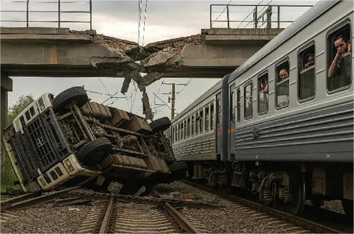 “पुल टूटने से 25 फीट नीचे गिरा ट्रक, गरीब रथ एक्सप्रेस हादसे के कगार पर… हजारों यात्रियों की जान खतरे में!”