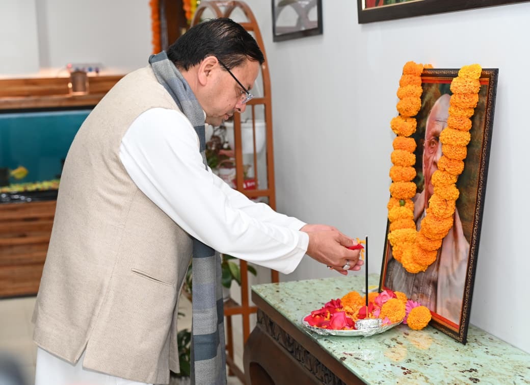 मुख्यमंत्री धामी ने सरदार वल्लभभाई पटेल को पुण्यतिथि पर दी भावपूर्ण श्रद्धांजलि