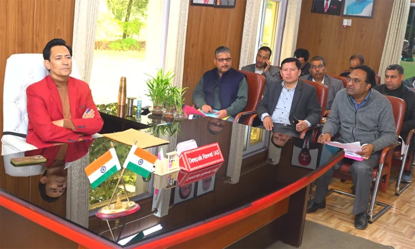 बिजली चोरी पर सख्ती: लाइन लॉस घटाने को आयुक्त के कड़े निर्देश, एफआईआर और स्मार्ट मीटर अनिवार्य