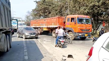किच्छा में बेलगाम डंपर के खिलाफ कांग्रेस का धरना, पुलिस की कार्यप्रणाली पर उठाए सवाल