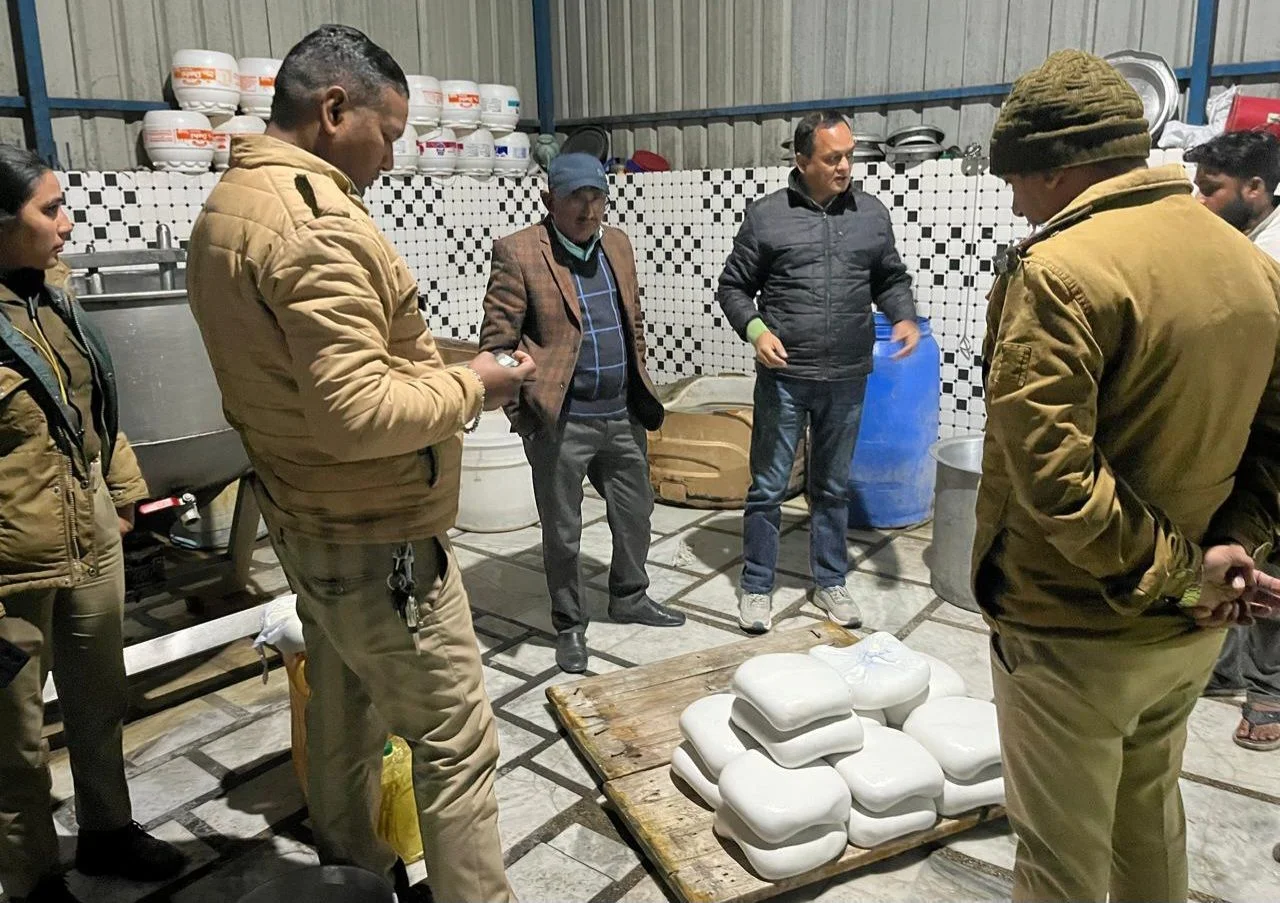 महाशिवरात्रि पर्व के मद्देनजर हरिद्वार में खाद्य सुरक्षा विभाग का बड़ा निरीक्षण, पनीर फैक्ट्री बंद और कोल्ड ड्रिंक के नमूने जांच के लिए भेजे