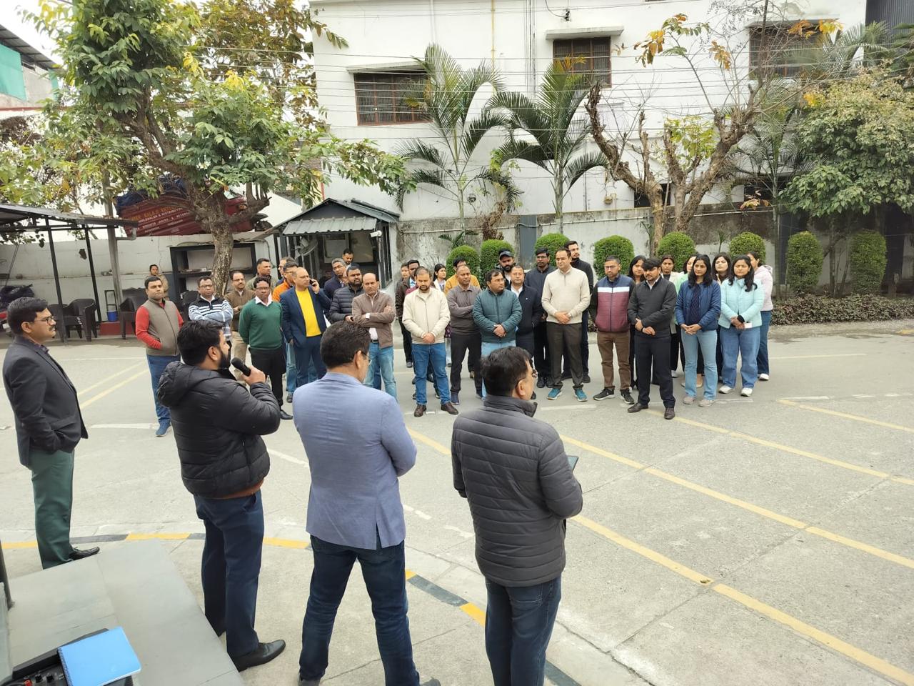 यूपीसीएल मुख्यालय पर बिजली अभियंताओं का प्रदर्शन, पदोन्नति में देरी से भड़का आक्रोश