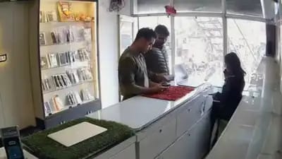 खाकी पर दाग: शोरूम से महंगा स्मार्टफोन बदलते पकड़े गए दो सिपाही, CCTV वायरल