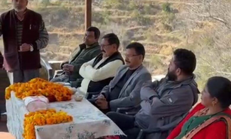 'मेरे काम ही मेरी पहचान', बोले पूर्व मंत्री दिनेश धनाई; चंबा के गांवों में जन-संवाद से नापी सियासी जमीन