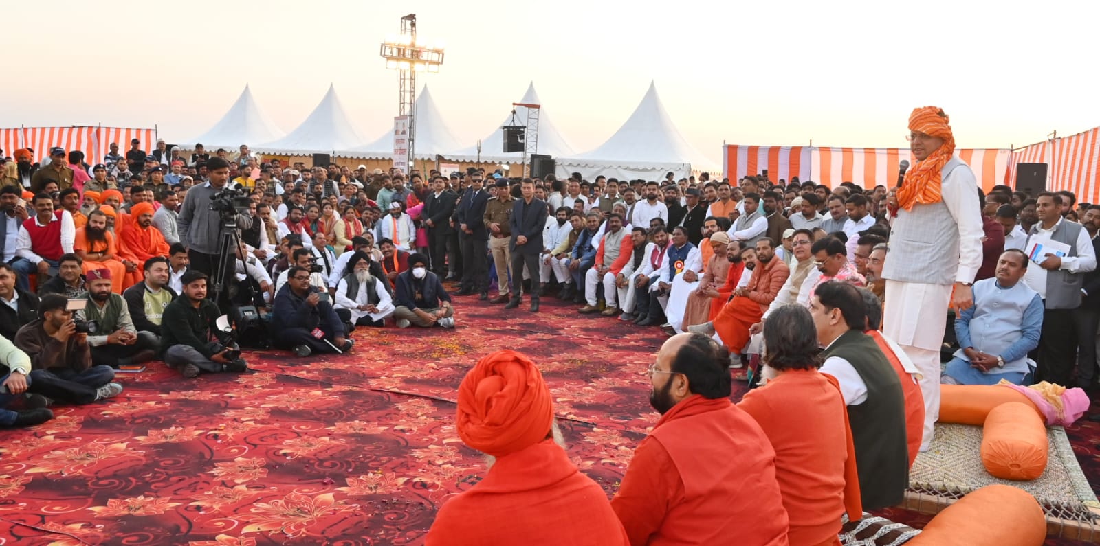 धामी का 'एक्शन' मोड: हरिद्वार की चौपाल में ऑन-द-स्पॉट समाधान, लापरवाह अफसरों को दो टूक- 'फाइलें नहीं, अब मैदान बोलेगा'