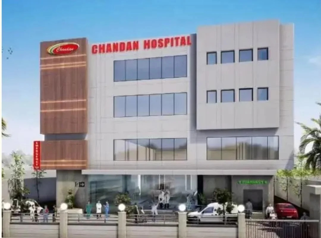 हल्द्वानी का चंदन हॉस्पिटल फिर विवादों में: वेंटिलेटर पर 'जिंदा' महिला को फाइल में कर दिया 'मुर्दा', परिजनों के उड़े होश, भारी हंगामा