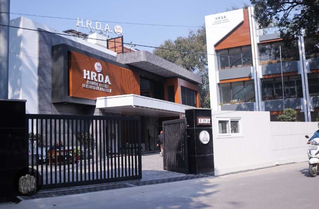 HRDA की सुरक्षा तार-तार: उपाध्यक्ष सोनिका के दफ्तर में घुसा नशेड़ी, रात भर मचाया उत्पात, सुबह सोता मिला तो उड़े कर्मचारियों के होश