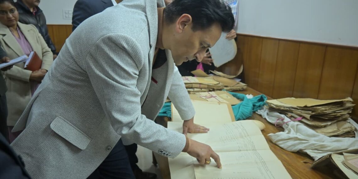 कुमाऊँ आयुक्त दीपक रावत का अल्मोड़ा कलेक्ट्रेट में औचक निरीक्षण: लंबित मामलों और रिकॉर्ड रूम पर सख्त निर्देश