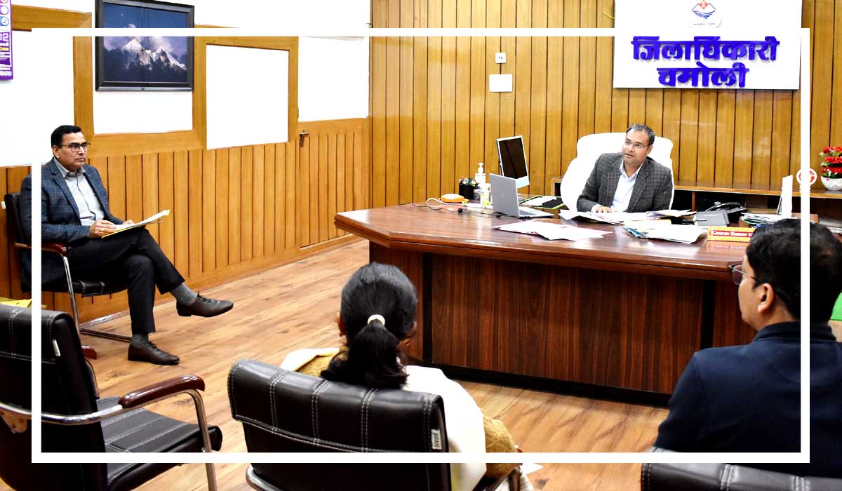 चारधाम यात्रा 2026: चमोली में स्वास्थ्य सेवाओं की बड़ी तैयारी, DM गौरव कुमार ने परखी 108 एम्बुलेंस की स्थिति