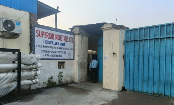 शराब फैक्ट्री पर आयकर का 'सर्जिकल स्ट्राइक': सीबीगंज में सुपीरियर डिस्टिलरी पर आधी रात छापा; मोबाइल जब्त, दस्तावेजों में छिपे राज खंगाल रही टीम!