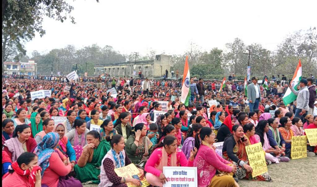 आर-पार की जंग के मूड में बिंदुखत्ता: महारैली से सरकार को सीधी चेतावनी, देशभक्ति गीतों और नारों से गूंजा मैदान; विकास के लिए मांगा भूमि अधिकार।