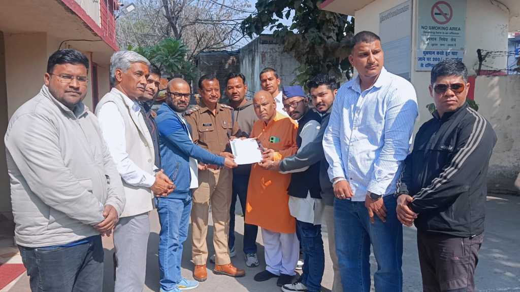 लालकुआँ में नशे के सौदागरों के खिलाफ 'युद्ध' का एलान: जनाक्रोश के साथ कोतवाली पहुंचे समाजसेवी, अल्टीमेटम- '7 दिन में सप्लायरों को जेल भेजो, वरना होगा आमरण अनशन'