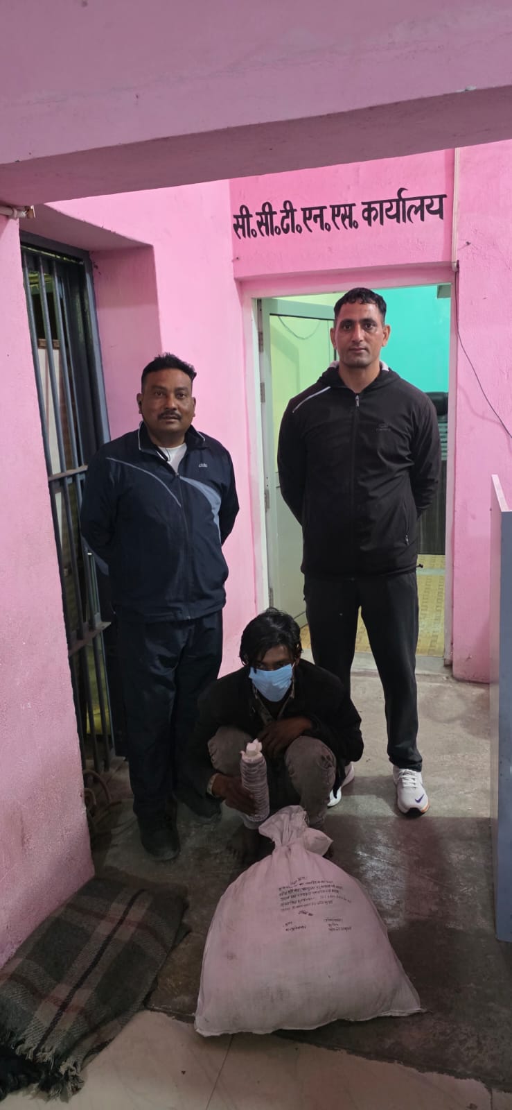 'खाकी' का चक्रव्यूह और ढेर हुआ मौत का सौदागर: लालकुआं पुलिस ने गोलाबारी के पास दबोचा 'नशे का सौदागर', प्लास्टिक के कट्टे में छिपा था देवभूमि की जड़ों में उतरने वाला 'कच्चा जहर