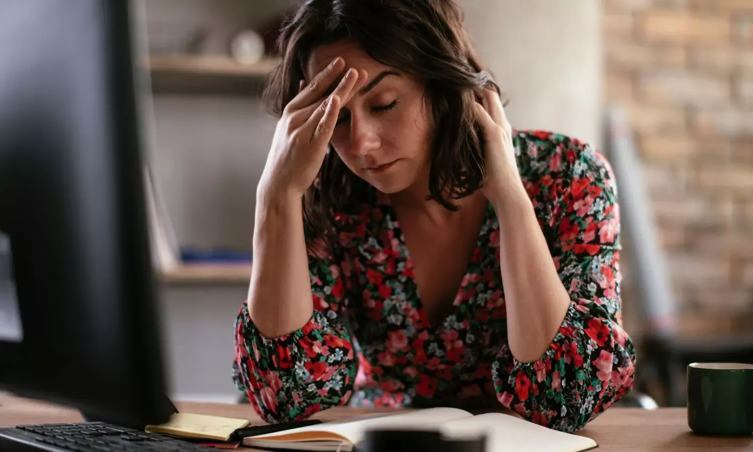 बिना वजह थकान तो नहीं दे रही गंभीर बीमारी का संकेत? जानिए किन विटामिन की कमी बना रही है शरीर को कमजोर