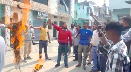 रुद्रपुर में कोली समाज का प्रदर्शन, विधायक तिलक राज बेहड़ के खिलाफ पुतला दहन