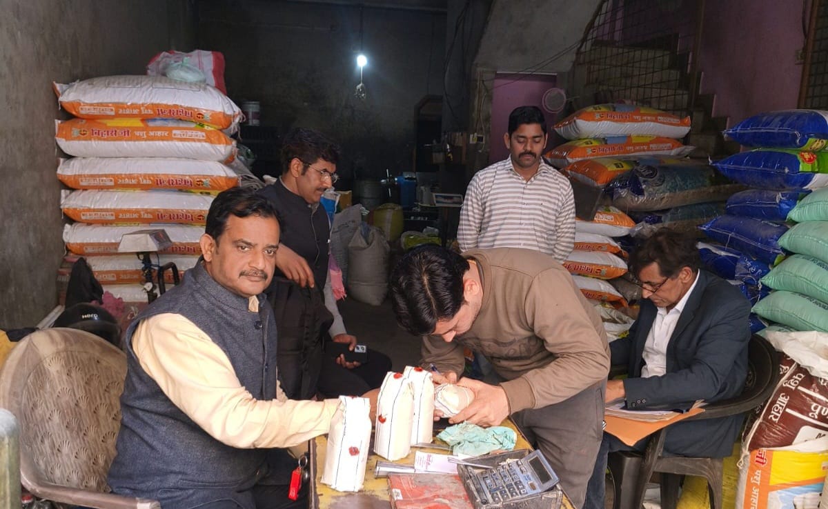 मुरादाबाद मंडी में खजूर पैकेजिंग में गड़बड़ी, रमजान से पहले खाद्य सुरक्षा विभाग की बड़ी कार्रवाई