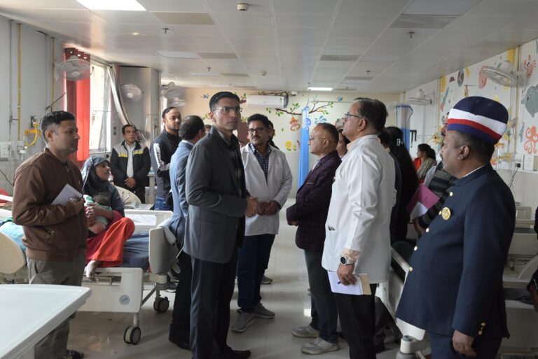 एक्शन मोड में डीएम सविन बसंल: कोरोनेशन अस्पताल का औचक निरीक्षण, चन्दन लैब पर सख्ती, 10 लाख मौके पर स्वीकृत