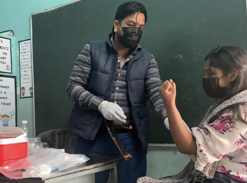 स्वास्थ्य के प्रति जागा ग्रामीण समाज: दौलिया में थायराइड जांच शिविर में उमड़े ग्रामीण, 60 लोगों ने कराया नि:शुल्क चेकअप