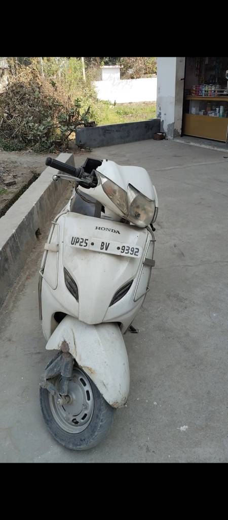 सस्पेंस की सवारी: पदमपुर देवलिया में तीन दिन से खड़ी लावारिस स्कूटी, खुली डिग्गी और चाबी मिलने से सनसनी; बरेली से जुड़े तार