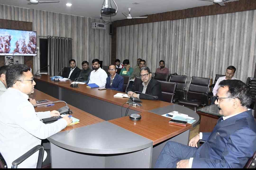 बनभूलपुरा रेलवे अतिक्रमण मामले में सुप्रीम कोर्ट के आदेश के बाद हलचल तेज; DM रयाल ने बुलाई आपात बैठक, अधिकारियों को दिए कड़े निर्देश