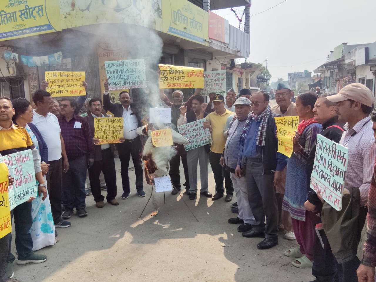 वादाखिलाफी का आरोप: बिन्दुखत्ता में भड़का जनाक्रोश; कांग्रेस और माले ने घेरी सरकार, विधायक डॉ. मोहन बिष्ट का पुतला दहन