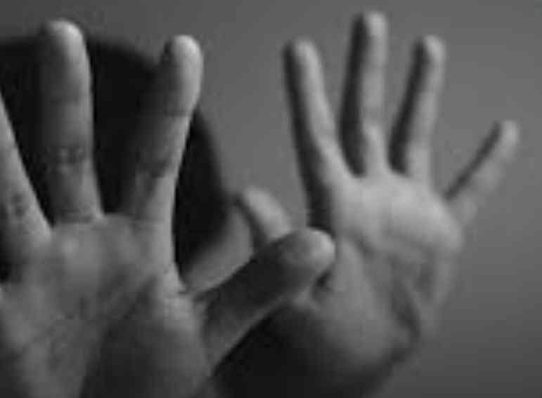 खौफनाक: सामान लेने निकली छात्रा को पड़ोसियों ने कार में दबोचा, जबरन शराब पिलाकर किया गैंगरेप; टॉर्च की रोशनी में पुलिस ने जंगल से छुड़ाया