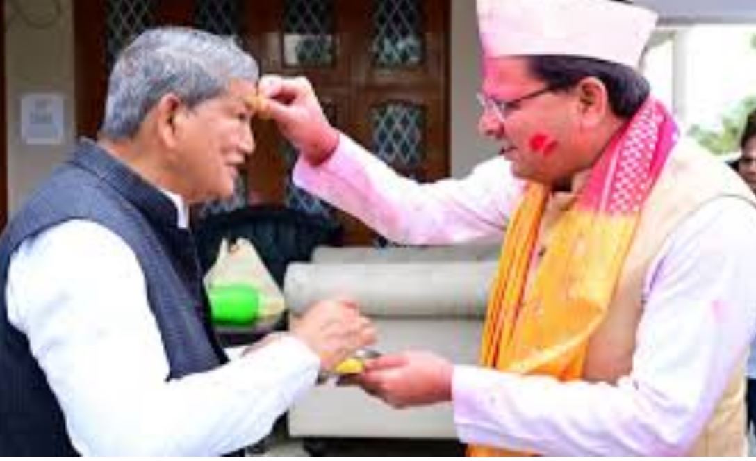 MLA-शिक्षा निदेशक विवाद पर पूर्व सीएम हरीश रावत का तीखा वार: बोले- 'करे कोई, भरे कोई', सरकार ने दफ्तरों में जनता का प्रवेश 'प्रतिबंधित' किया