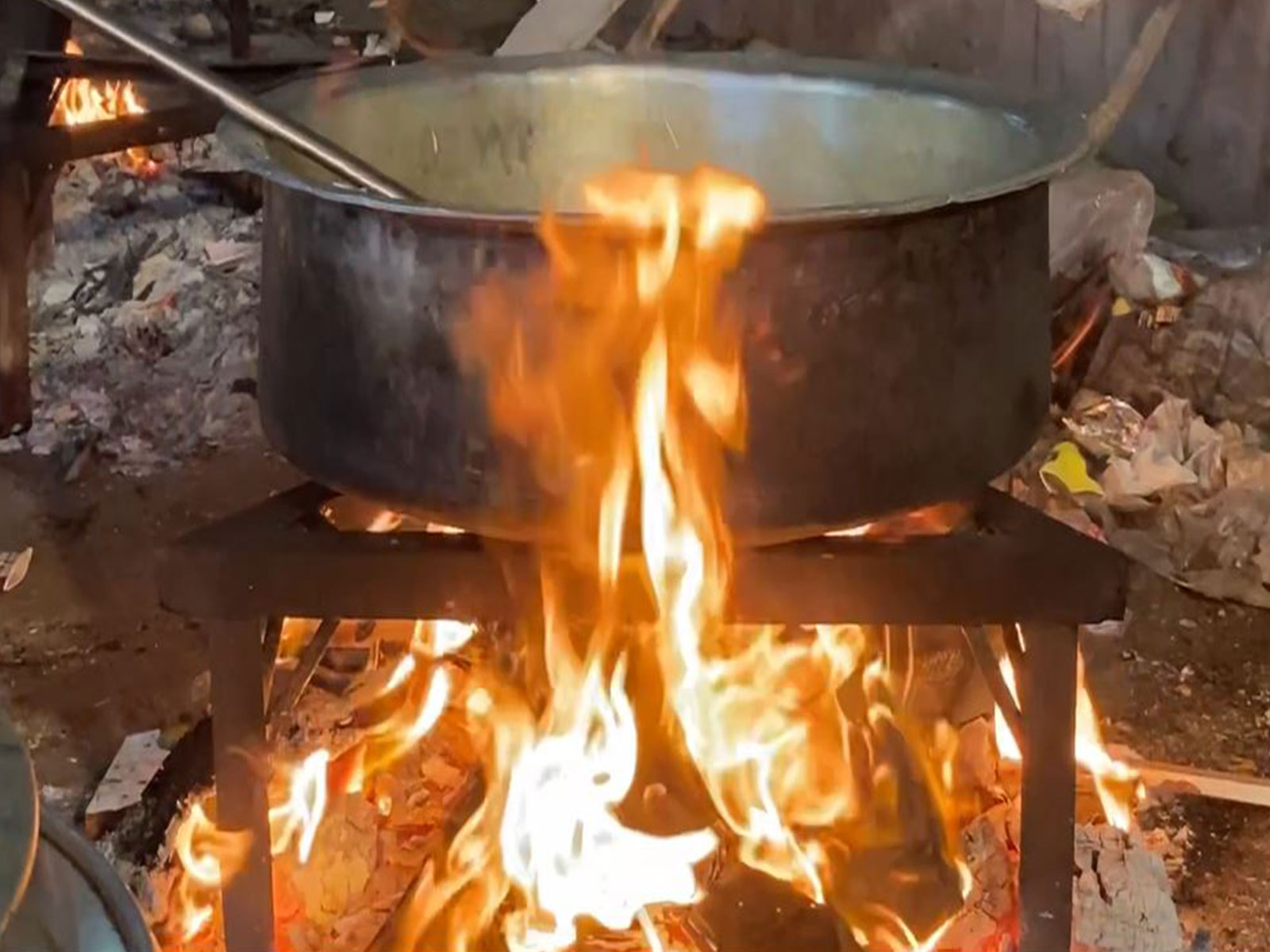 सुशीला तिवारी अस्पताल हल्द्वानी में गैस खत्म, कैंटीन बंद; मेडिकल कॉलेज मेस में लकड़ी से बन रहा भोजन