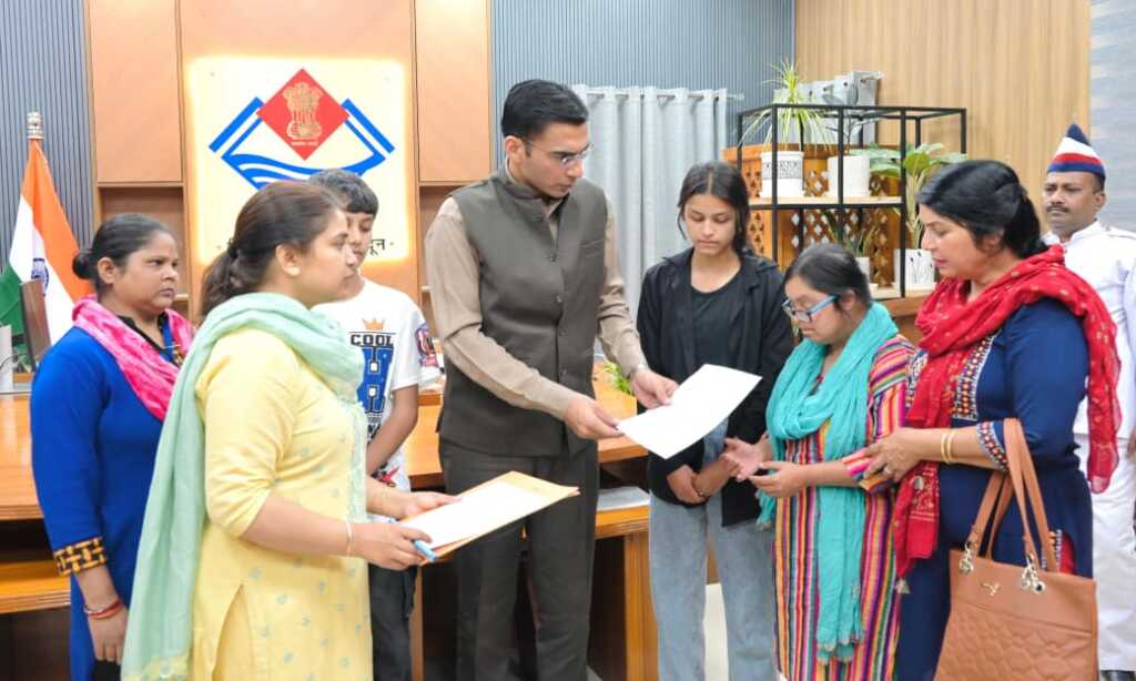 देहरादून: 8 साल से लापता पति, 5 बच्चों की जिम्मेदारी… मीना ठाकुर की मदद को आगे आया प्रशासन, CSR फंड से ₹1 लाख सहायता