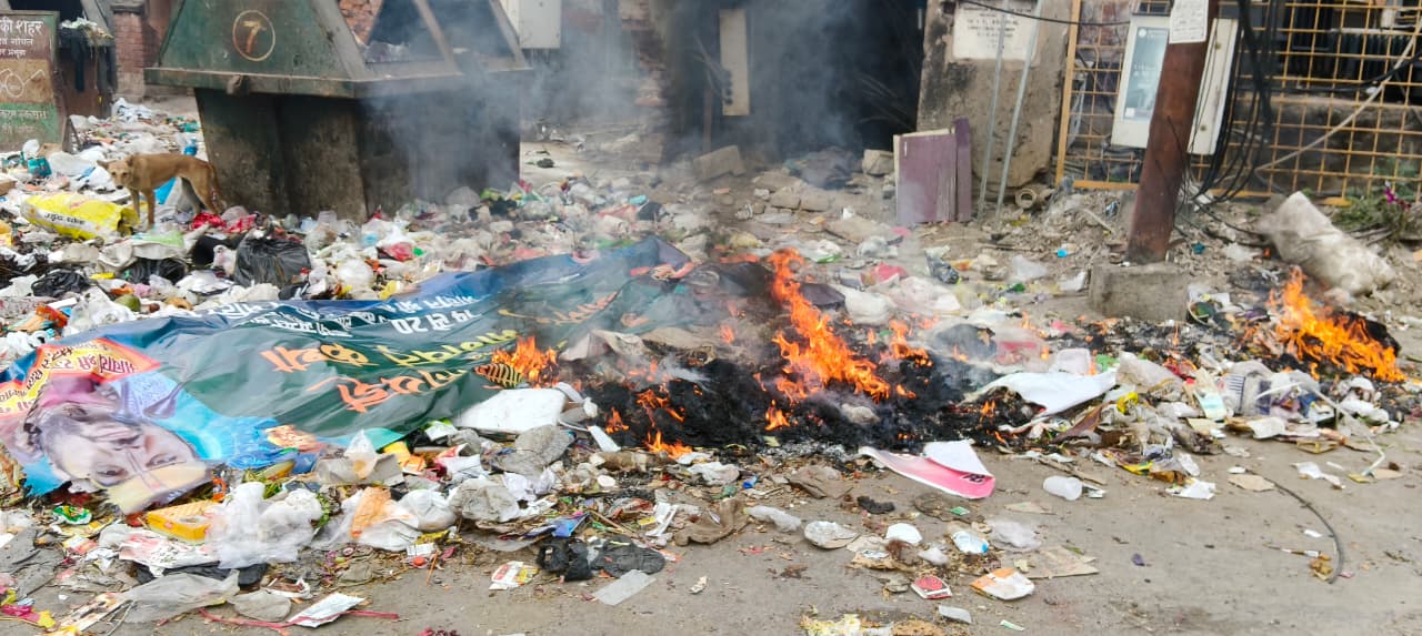 रुड़की: सफाई कर्मियों की हड़ताल छठे दिन भी जारी, नगर में गंदगी और प्रदूषण बढ़ा