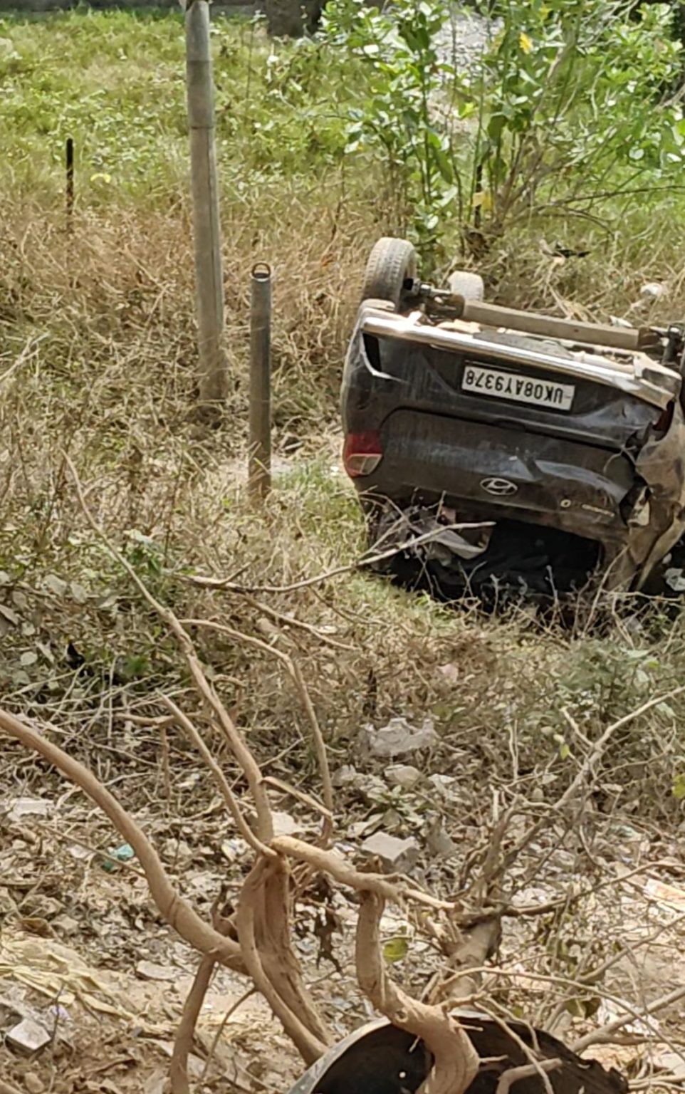 हरिद्वार में देर रात बड़ा हादसा: तेज रफ्तार कार खाई में गिरी, 5 युवक गंभीर घायल